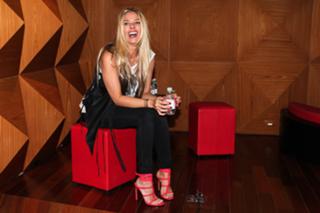 Adriane Galisteu feet photo thumbnail