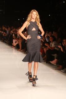 Gisele Bündchen feet photo thumbnail
