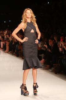 Gisele Bündchen feet photo thumbnail