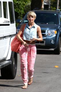 Julianne Hough feet photo thumbnail