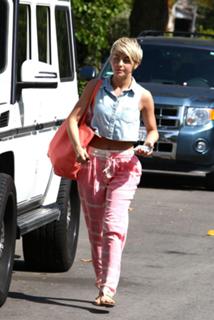 Julianne Hough feet photo thumbnail