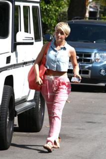 Julianne Hough feet photo thumbnail