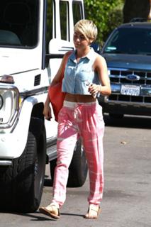 Julianne Hough feet photo thumbnail