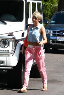 Julianne Hough feet photo thumbnail