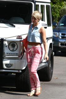 Julianne Hough feet photo thumbnail