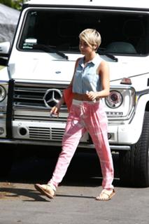 Julianne Hough feet photo thumbnail