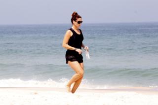 Giovanna Antonelli feet photo thumbnail
