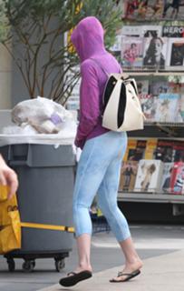 Anne Hathaway feet photo thumbnail
