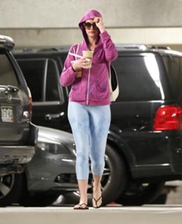 Anne Hathaway feet photo thumbnail