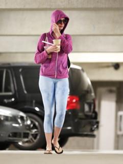 Anne Hathaway feet photo thumbnail