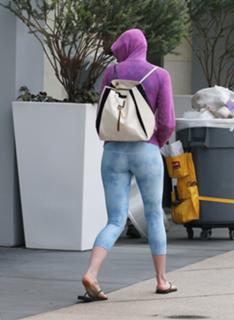 Anne Hathaway feet photo thumbnail