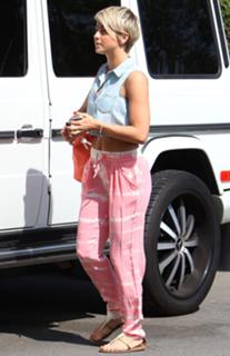 Julianne Hough feet photo thumbnail