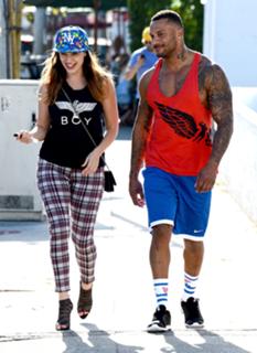 Kelly Brook feet photo thumbnail
