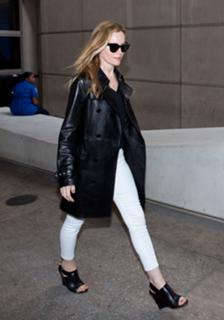 Leslie Mann feet photo thumbnail