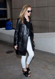 Leslie Mann feet photo thumbnail