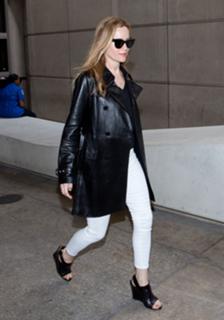 Leslie Mann feet photo thumbnail