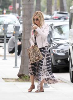 Ashley Tisdale feet photo thumbnail