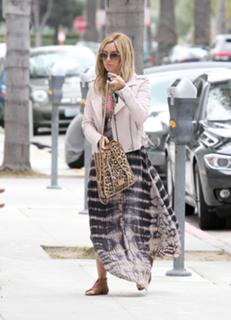 Ashley Tisdale feet photo thumbnail