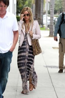 Ashley Tisdale feet photo thumbnail