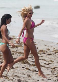 Victoria Silvstedt feet photo thumbnail