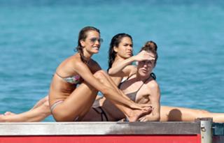 Alessandra Ambrosio feet photo thumbnail