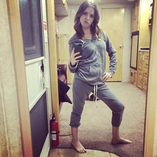 Anna Kendrick feet photo thumbnail