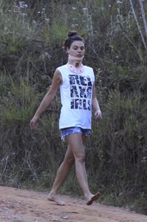 Isis Valverde feet photo thumbnail