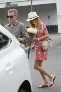 Cat Deeley feet photo thumbnail