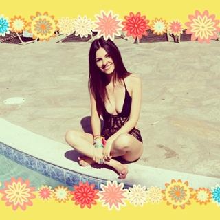 Victoria Justice feet photo thumbnail