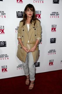 Amanda Peet feet photo thumbnail