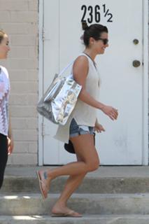 Lea Michele feet photo thumbnail