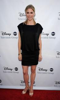 Julie Bowen feet photo thumbnail