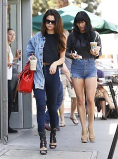 Selena Gomez feet photo thumbnail