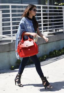 Selena Gomez feet photo thumbnail