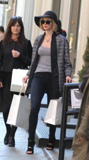 Jennifer Lawrence feet photo thumbnail