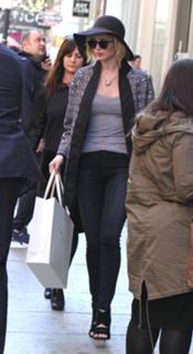 Jennifer Lawrence feet photo thumbnail