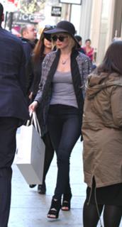 Jennifer Lawrence feet photo thumbnail