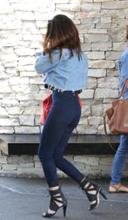 Selena Gomez feet photo thumbnail