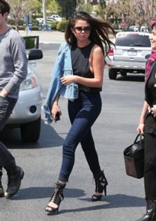 Selena Gomez feet photo thumbnail