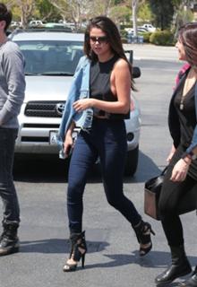 Selena Gomez feet photo thumbnail