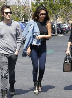 Selena Gomez feet photo thumbnail