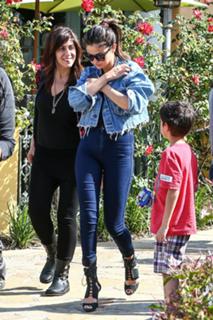 Selena Gomez feet photo thumbnail