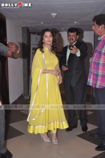 Madhuri Dixit feet photo thumbnail