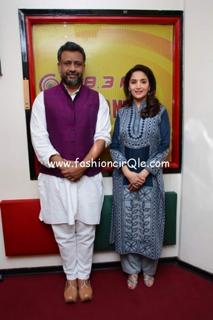 Madhuri Dixit feet photo thumbnail