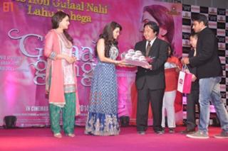 Madhuri Dixit feet photo thumbnail