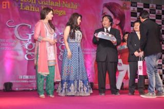 Madhuri Dixit feet photo thumbnail