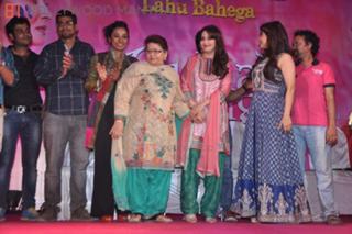Madhuri Dixit feet photo thumbnail