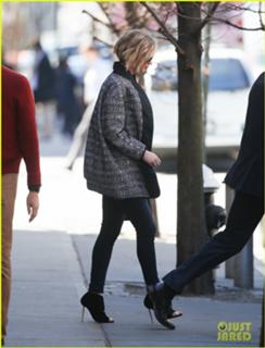 Jennifer Lawrence feet photo thumbnail
