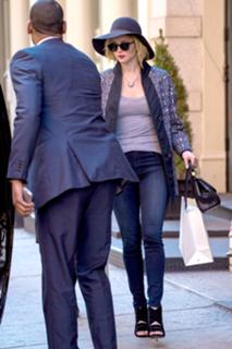 Jennifer Lawrence feet photo thumbnail