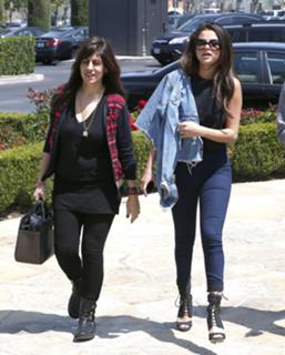 Selena Gomez feet photo thumbnail